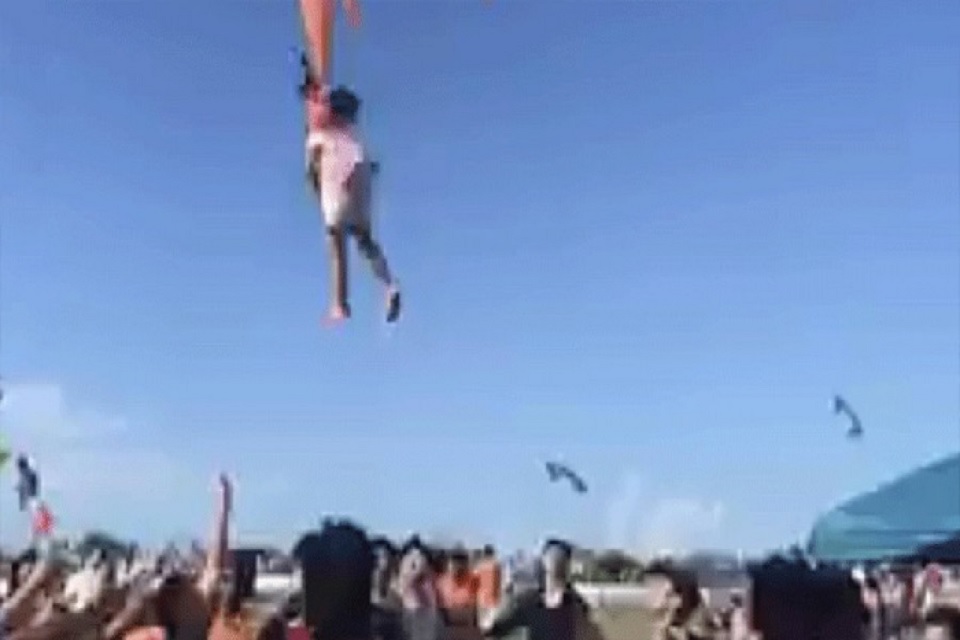 ঘুড়ির সাথে আকাশে উড়ে গেল শিশু! (ভিডিও)