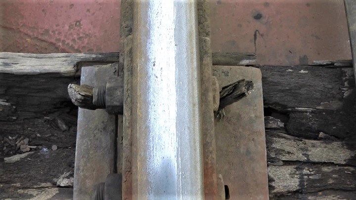 টঙ্গীর রেল সেতুর স্লিপারে নাটের বদলে বাঁশ ও কাঠ