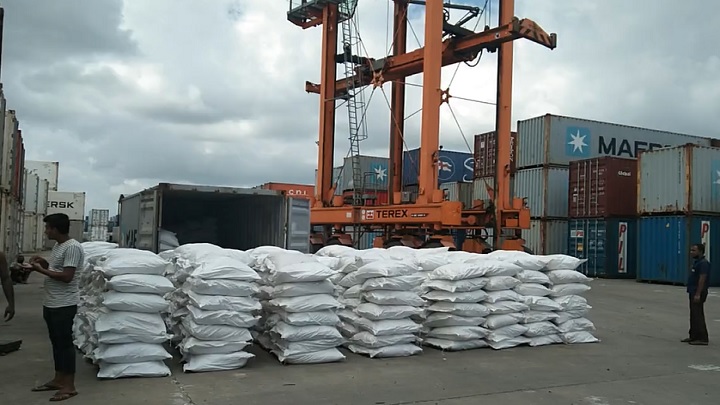 মোংলা বন্দর থেকে ৩০ কোটি টাকার মূল্যের নিষিদ্ধ পণ্য জব্দ