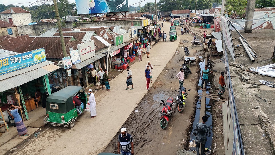 ব্রাহ্মণবাড়িয়ায় ব্যক্তির জায়গায় রাস্তা তৈরির চেষ্টা ঠিকাদারের!