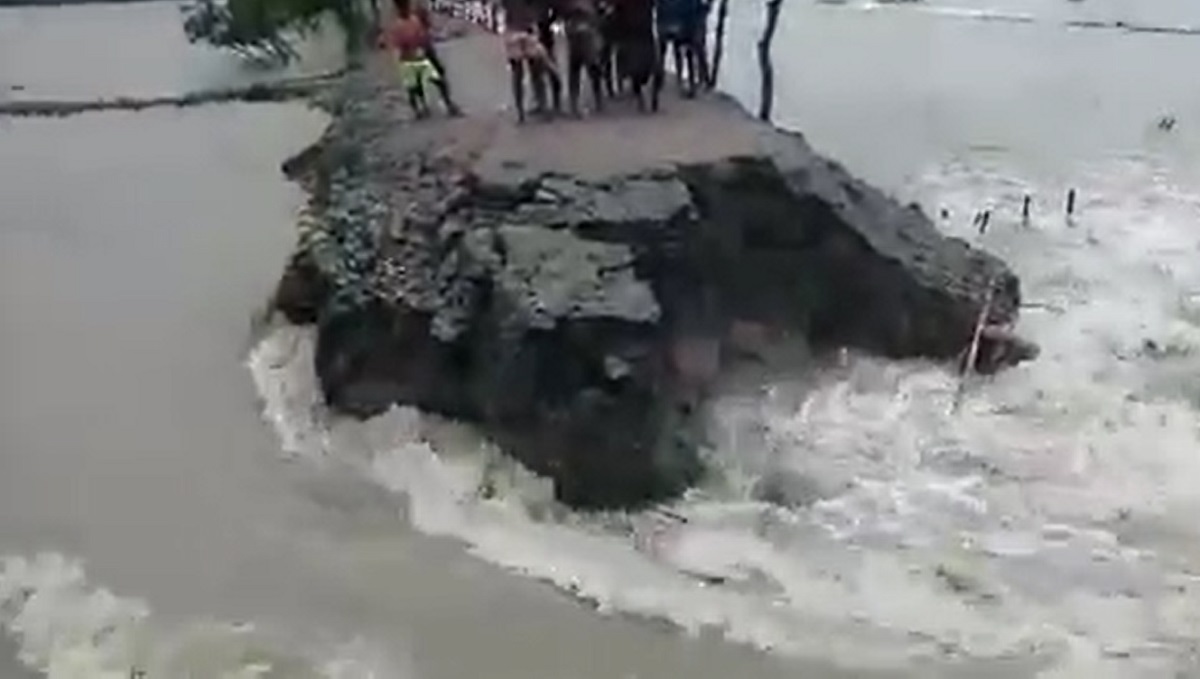 বেড়িবাঁধ ভেঙে ভেসে গেছে প্রায় তিন হাজার চিংড়ি ঘের