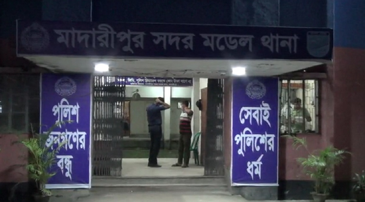 ফেসবুকে প্রেম, বিয়ের প্রলোভন দেখিয়ে শিক্ষার্থীকে ধর্ষণ ফেসবুকে প্রেম, বিয়ের প্রলোভন দেখিয়ে শিক্ষার্থীকে ধর্ষণ