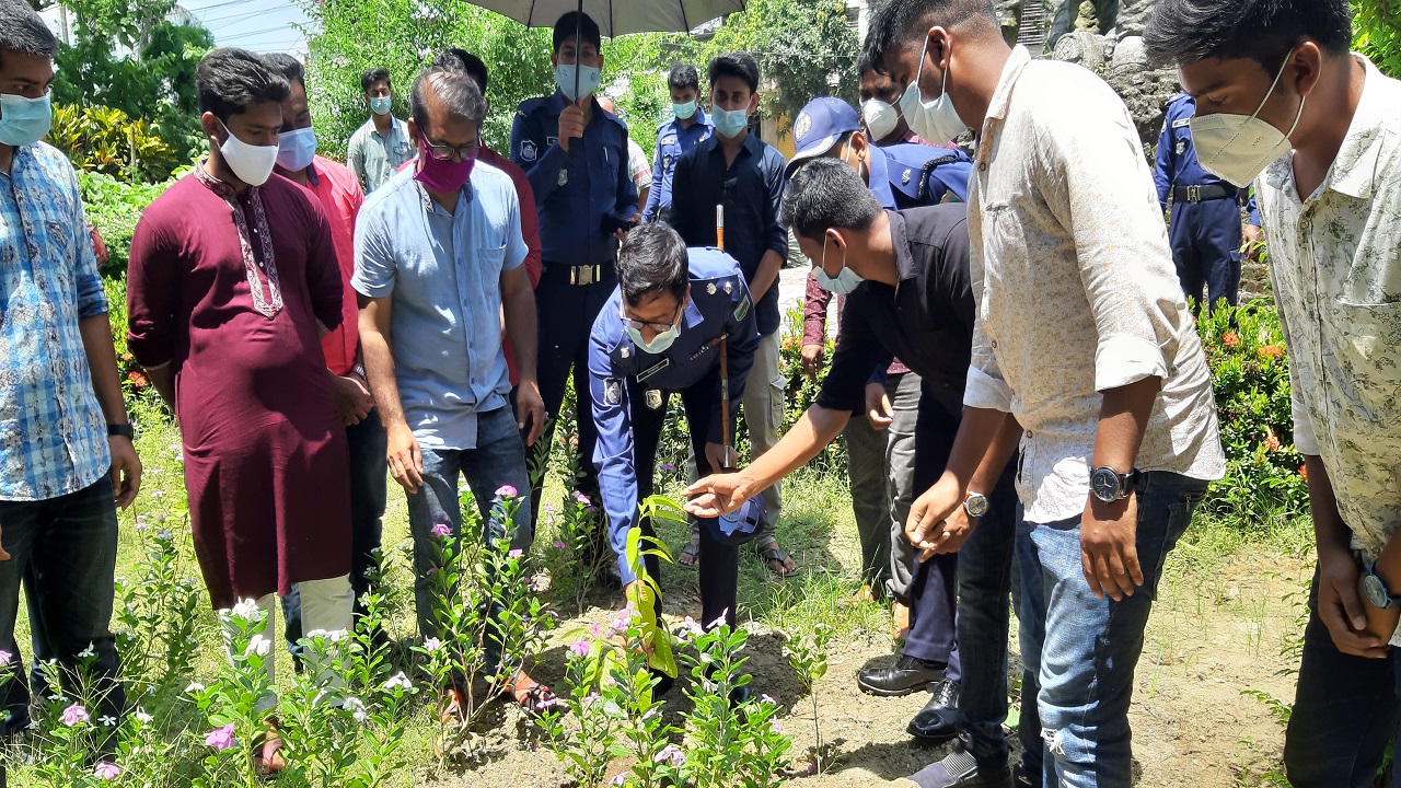 শিক্ষার্থীদের টিফিনের টাকায় পথচারীদের মাঝে গাছের চারা বিতরণ