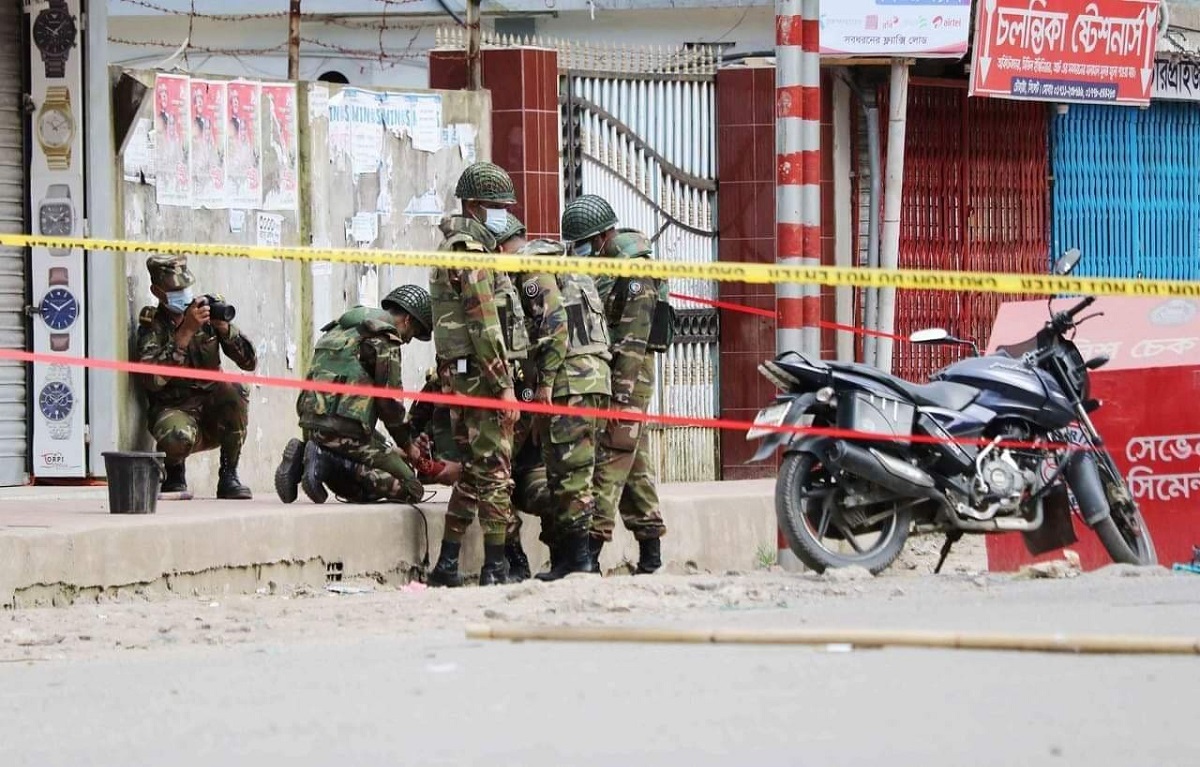 সিলেটে মোটরসাইকেলে বোমা সদৃশ বস্তু, পুলিশ সদস্য বরখাস্ত