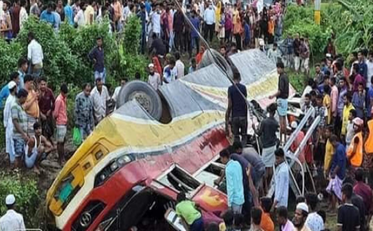 রামুতে বাস উল্টে নিহত ২, চলছে উদ্ধার তৎপরতা