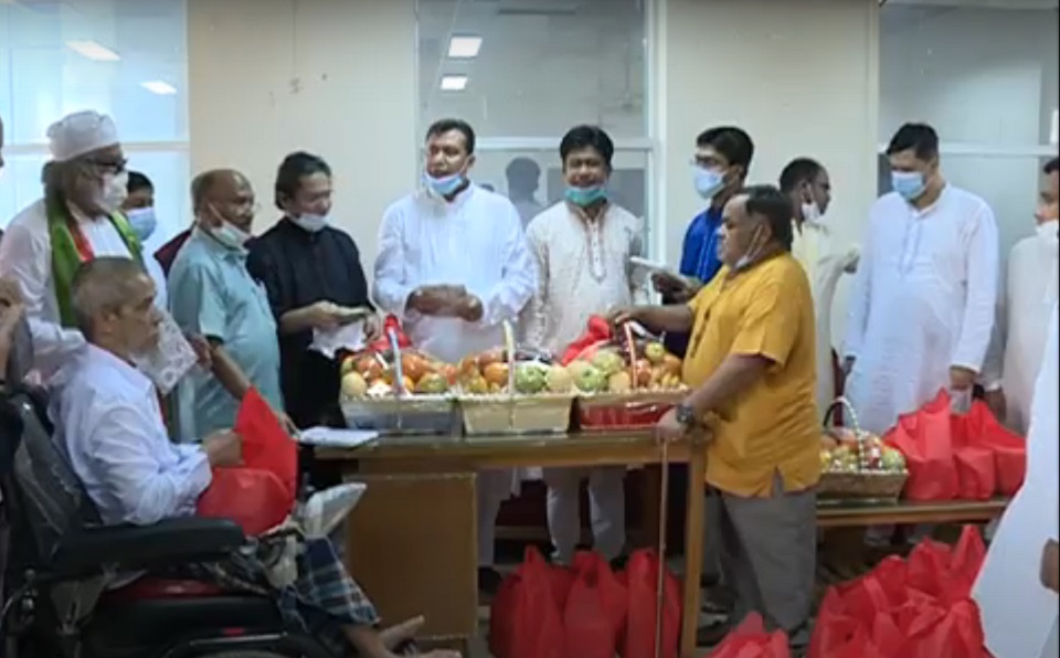 মুক্তিযোদ্ধাদের ফুল, ফল ও মিষ্টি পাঠিয়ে শুভেচ্ছা জানালেন প্রধানমন্ত্রী