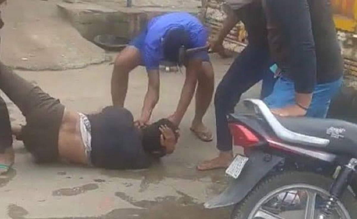 দিল্লিতে গরুর মাংস পাচারের অভিযোগে হাতুড়ি দিয়ে পেটালো মুসলিম যুবককে