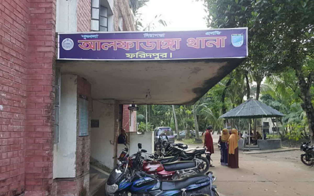 অবসরপ্রাপ্ত ডিআইজি’র বাড়ি থেকে নারীর লাশ উদ্ধার