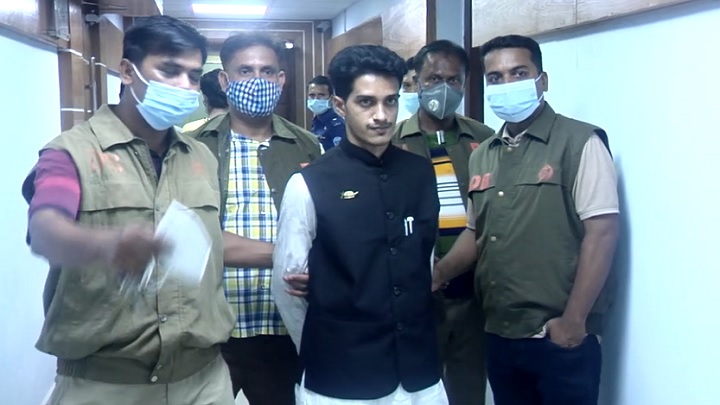 কুমিল্লায় প্রধানমন্ত্রীর রাজনৈতিক সচিব পরিচয় প্রদানকারী প্রতারক আটক