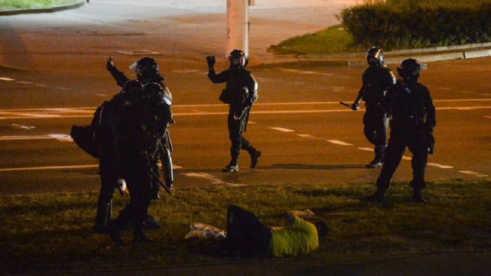 বেলারুশে নিপীড়নের মুখেও বিক্ষোভে উত্তাল মানুষ