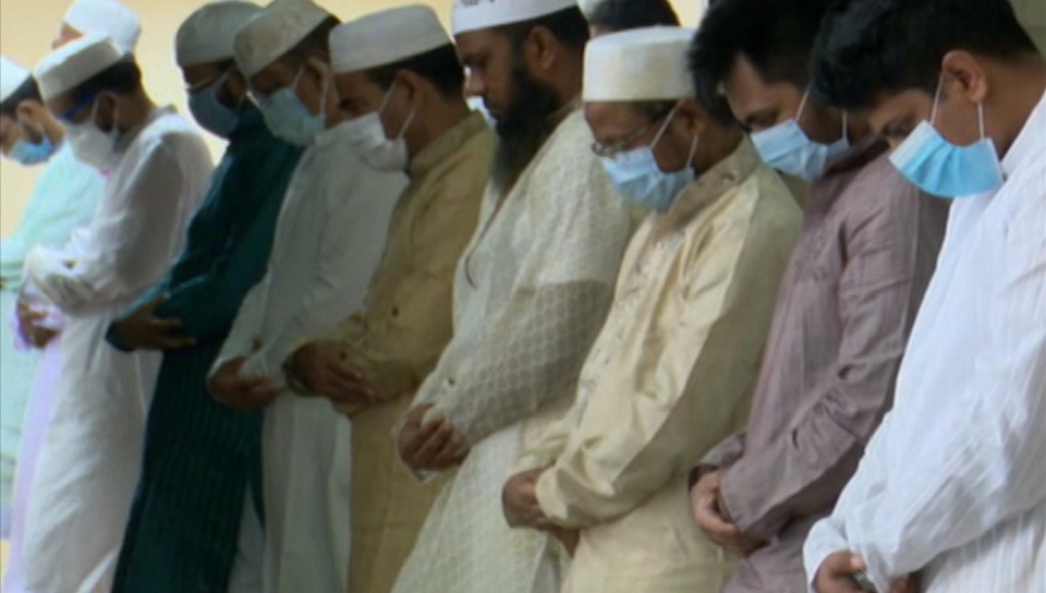 সারাদেশে মসজিদে মসজিদে ঈদের জামাত, ভাইরাস থেকে মুক্তিতে ফরিয়াদ