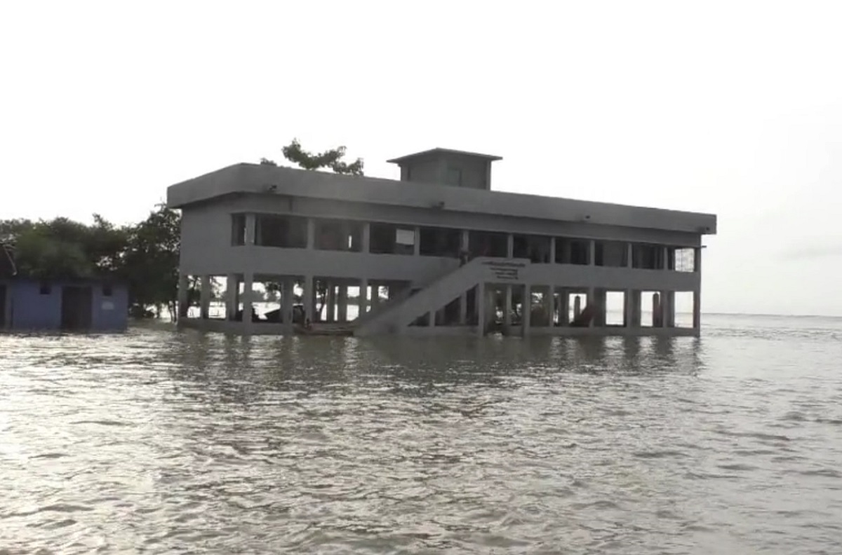 শিবচরে আরও একটি স্কুল ভবন পদ্মায় বিলীন শিবচরে আরও একটি স্কুল ভবন পদ্মায় বিলীন