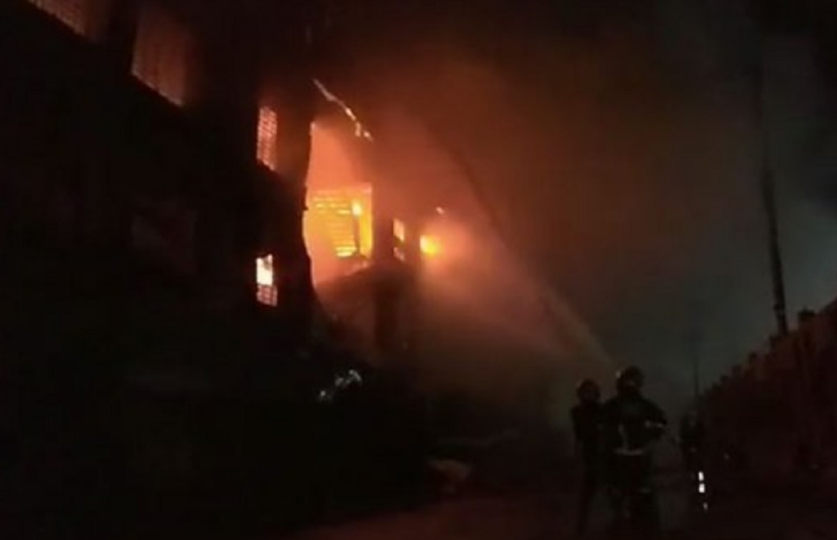 নারায়ণগঞ্জে ফার্নিচার কারখানায় ভয়াবহ আগুন