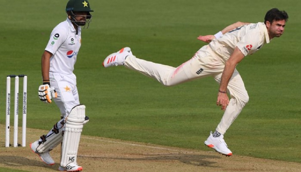 ইংলিশ পেসারদের তোপে পাকিস্তান