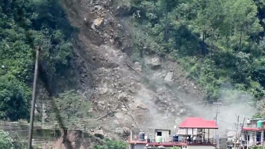 পাহাড় ধসের ভয়ঙ্কর ছবি ধরা পড়ল ক্যামেরায়