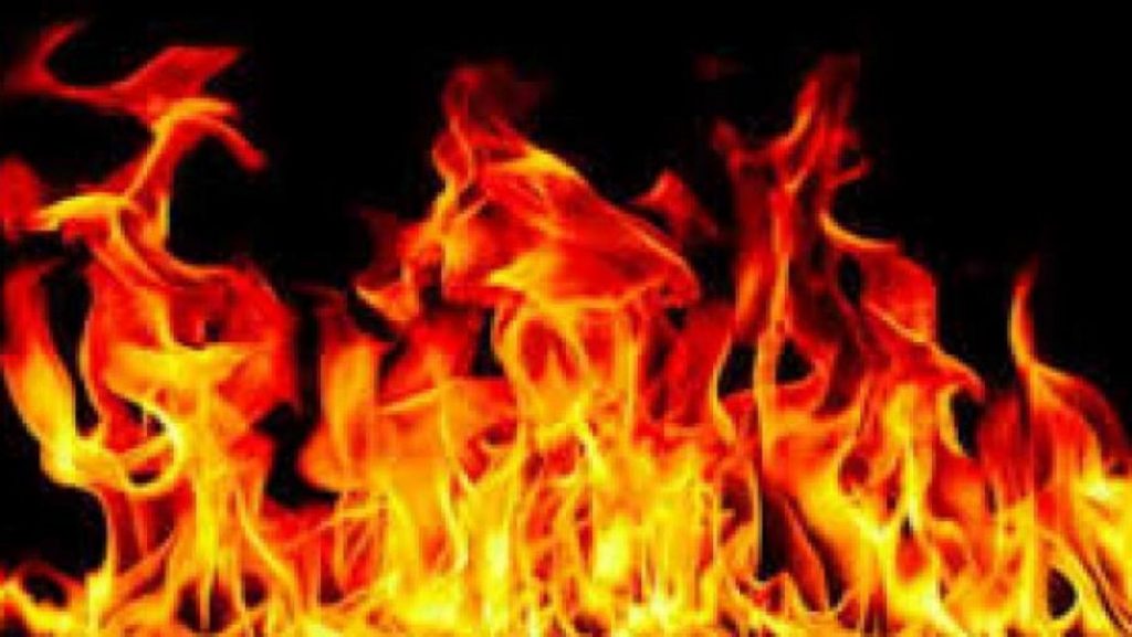 রাজধানীর বনানীতে আহমেদ টাওয়ারে আগুন