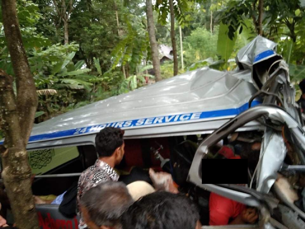 নবজাতকের মরদেহ নিয়ে ফেরার পথে মারা গেলেন মাসহ ৬ জন