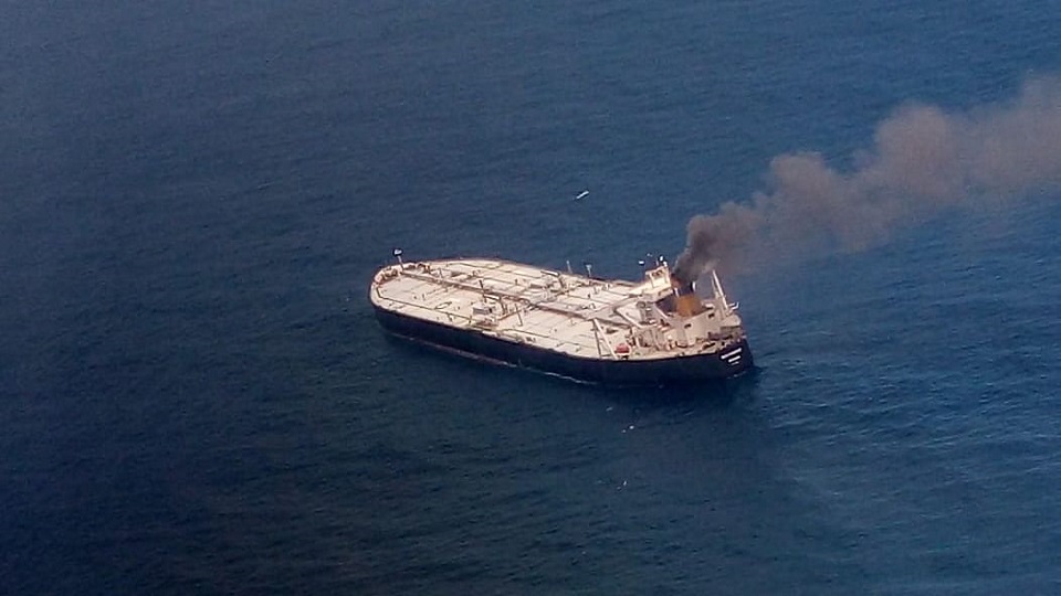 শ্রীলঙ্কা উপকূলে ভারতের তেলবোঝাই জাহাজের আগুন এখনও নেভেনি