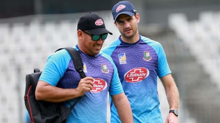 রাতে ঢাকায় ফিরছেন জাতীয় দলের দুই কোচ