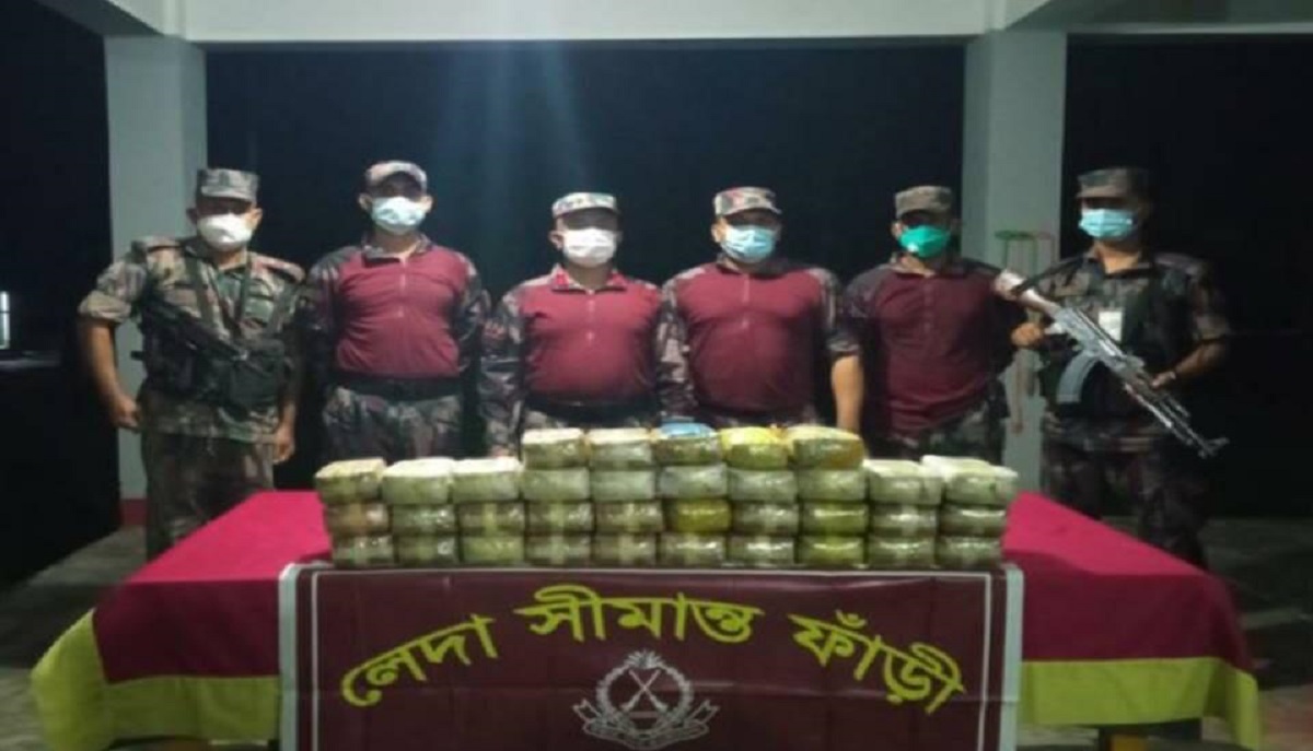 নাফ নদী থেকে সাড়ে ৩ লাখ ইয়াবা উদ্ধার