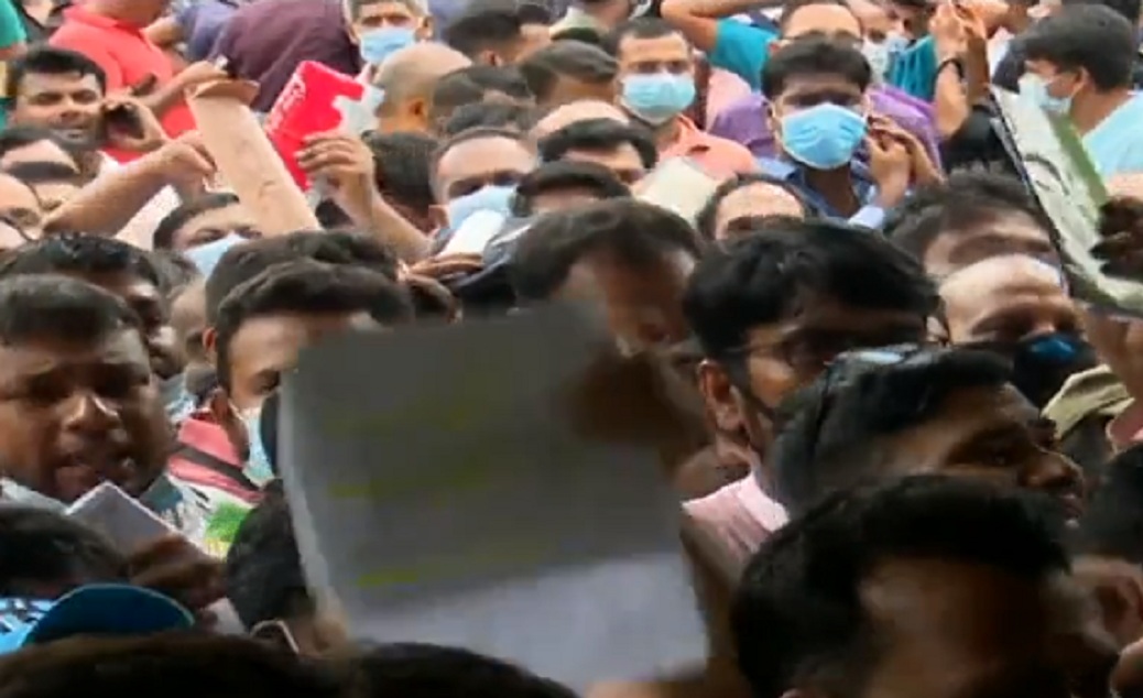 বিমান কার্যালয়ে দিনভর সৌদি প্রবাসীদের ভিড়; আজ যারা টিকিট পাননি তারা কাল নিতে পারবেন