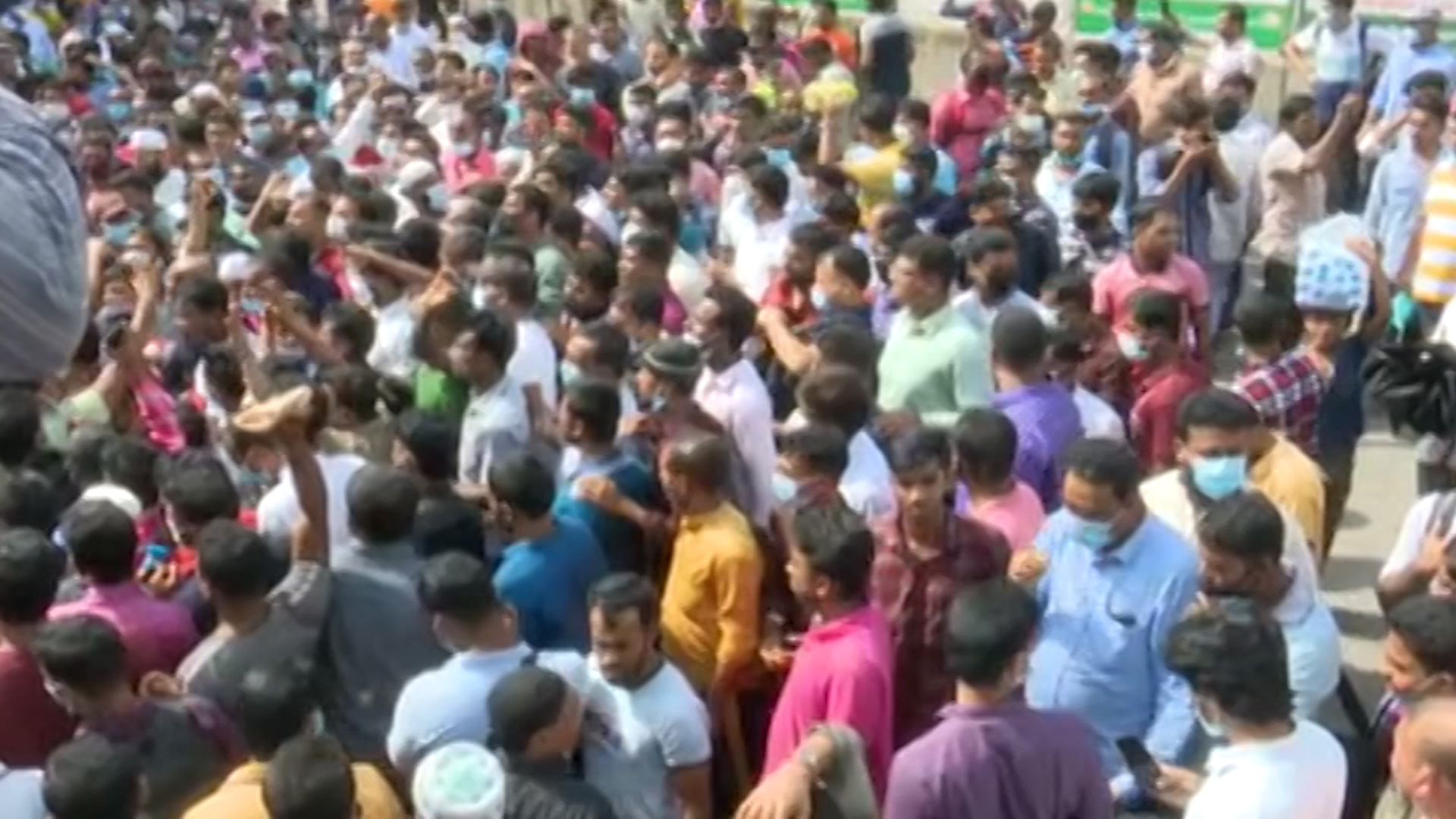 তৃতীয় দিনের মতো টিকিটের জন্য ভিড় করছেন সৌদি প্রবাসীরা তৃতীয় দিনের মতো টিকিজের জন্য ভিড় করছেন সৌদি প্রবাসীরা