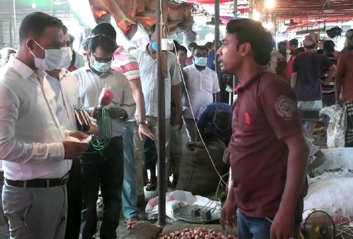 টাঙ্গাইলে তিন পেঁয়াজ ব্যবসায়ীকে জরিমানা