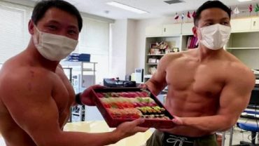 বডি বিল্ডাররা সুশির হোম ডেলিভারি দিচ্ছেন