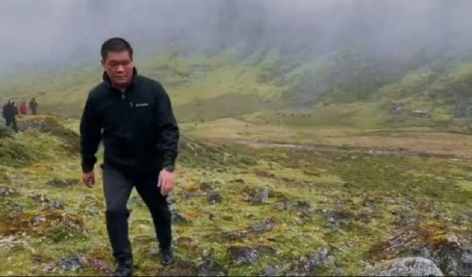 ২৪ কিমি. পথ পায়ে হেঁটে গ্রামবাসীর কাছে মুখ্যমন্ত্রী!