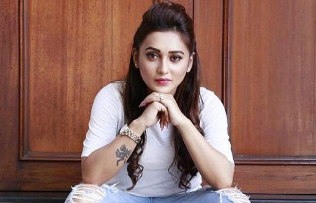 অশ্লীল অঙ্গভঙ্গি করায় ট্যাক্সিচালককে পুলিশে দিলেন মিমি