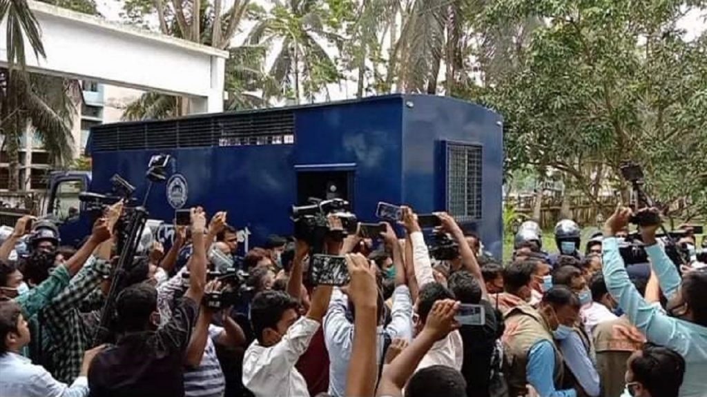 রিফাত হত্যার রায়: জেলহাজত থেকে আনা হলো প্রাপ্তবয়স্ক ৮ আসামিকে