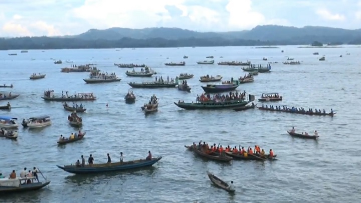শেখ রাসেলের জন্মদিন উপলক্ষে কাপ্তাই হ্রদে নৌকা বাইচ অনুষ্ঠিত