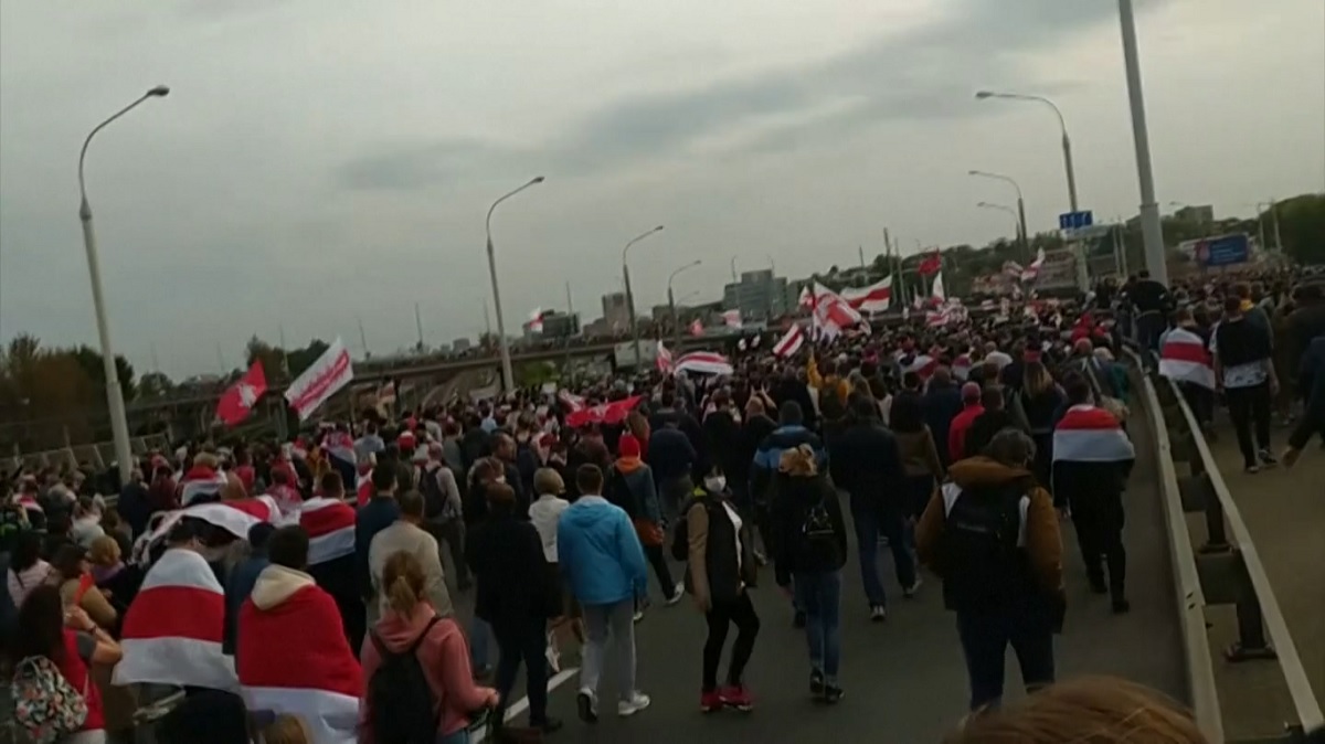 বেলারুশে সরকার বিরোধী আন্দোলনে হাজার হাজার মানুষ, আটক ৩৫০