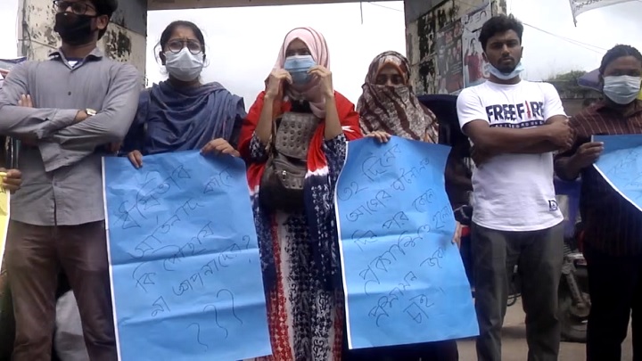 গৃহবধূকে বিবস্ত্র করে নির্যাতনের প্রতিবাদে কুমিল্লায় শিক্ষার্থীদের মানববন্ধন