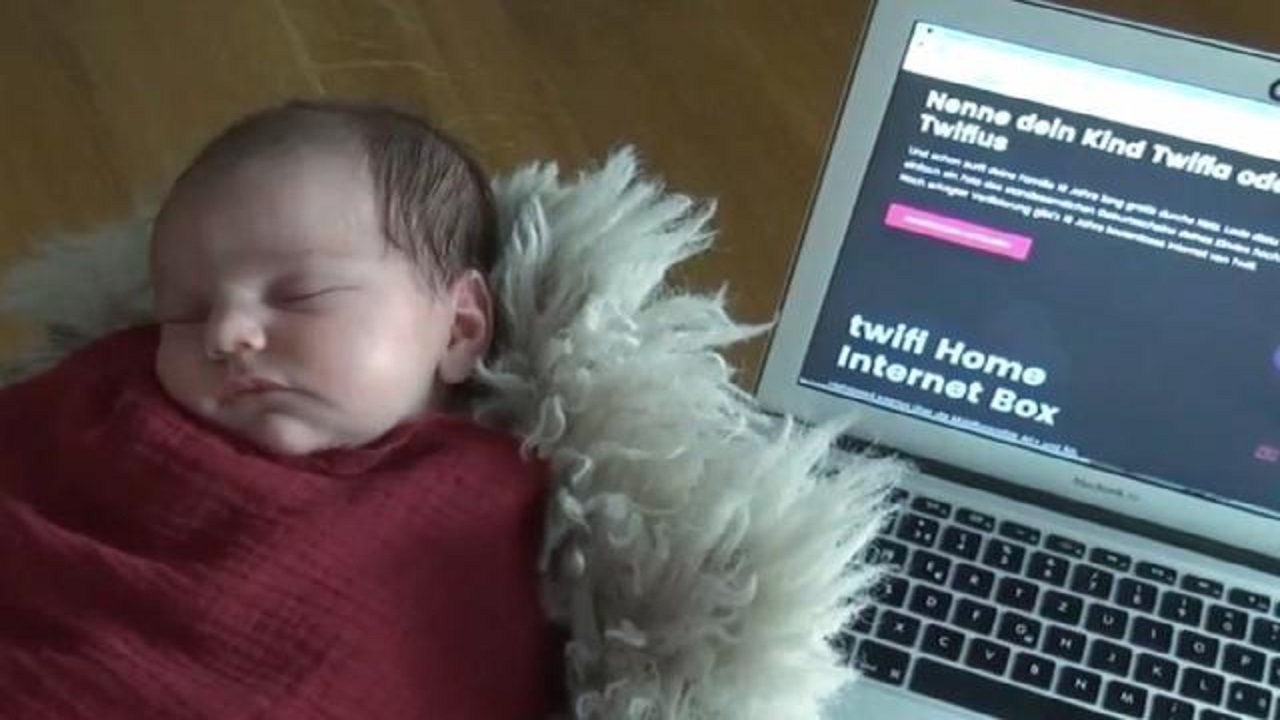 বাচ্চার নাম ‘টুইফিয়া’ রেখে ১৮ বছর ওয়াইফাই ফ্রি! বাচ্চার নাম ‘টুইফিয়া’ রেখে ১৮ বছর ওয়াইফাই ফ্রি!