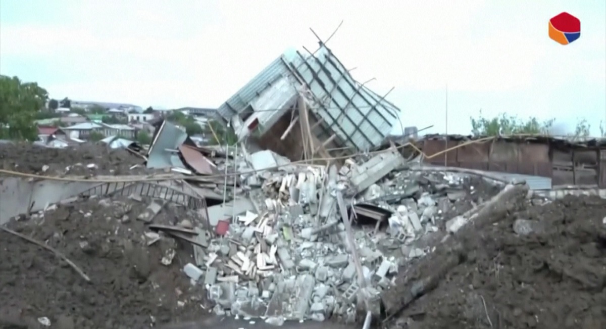 আজারবাইজানের দ্বিতীয় শহর ‘গানজা’য় হামলা চালিয়েছে আর্মেনিয়া