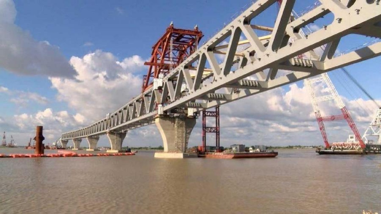 আজ বসছে পদ্মা সেতুর ৩৩তম স্প্যান আজ বসছে পদ্মা সেতুর ৩৩তম স্প্যান