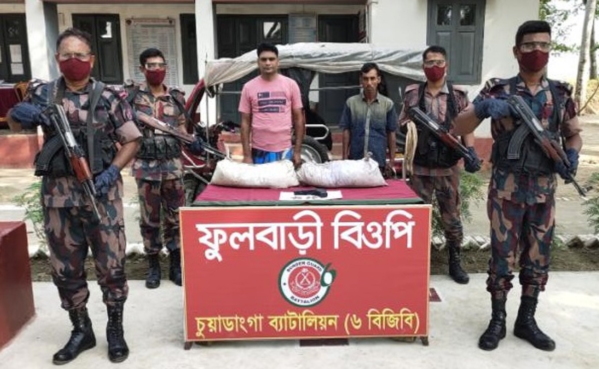 চুয়াডাঙ্গায় অস্ত্র ও ভারতীয় পণ্যসহ পুলিশের এএসআই গ্রেফতার