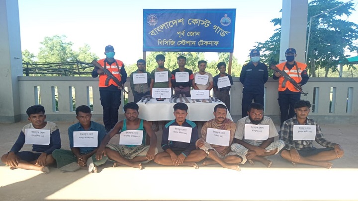 বঙ্গোপসাগরে অভিযানে অস্ত্রসহ মিয়ানমারের ৫ জলদস্যু আটক