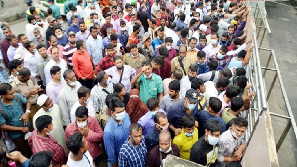 ছুটির দিনেও টিকিটের জন্য সৌদি এয়ারলাইন্সের সামনে ভিড় প্রবাসীদের