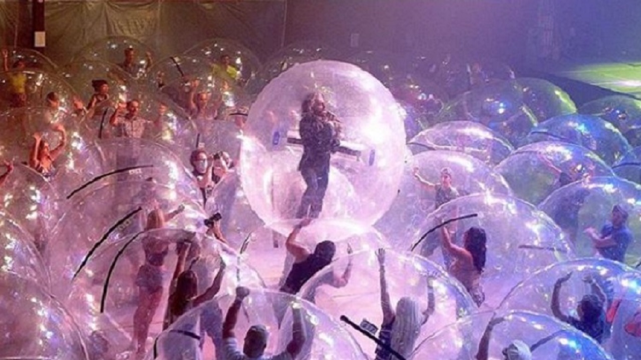 করোনার ভয়ে প্লাস্টিকে বন্দি গায়ক-শ্রোতা! (ভিডিও) করোনার ভয়ে প্লাস্টিকে বন্দি গায়ক-শ্রোতা!