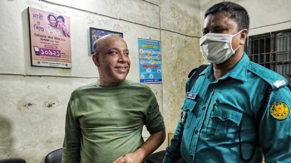 সরকারি অনুদান তছরূপের দায়ে গ্রেফতার কবি ও নির্মাতা টোকন ঠাকুর