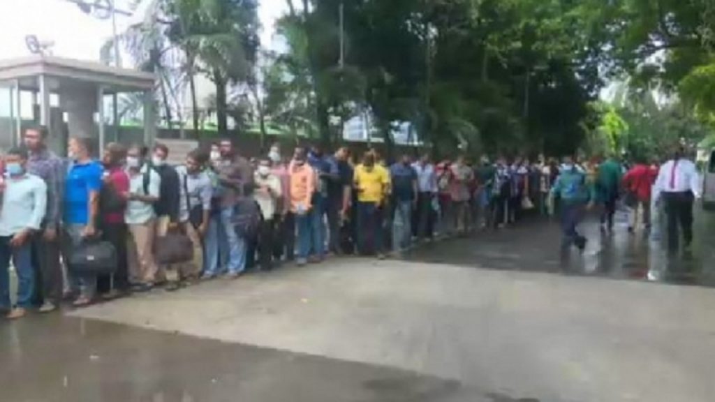 আজও সৌদি এয়ারলাইন্সের সামনে ভিড় প্রবাসীদের