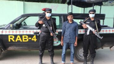 ফেসবুকে ফাঁদ: নারী সেজে প্রতারণার দায়ে গ্রেফতার ১