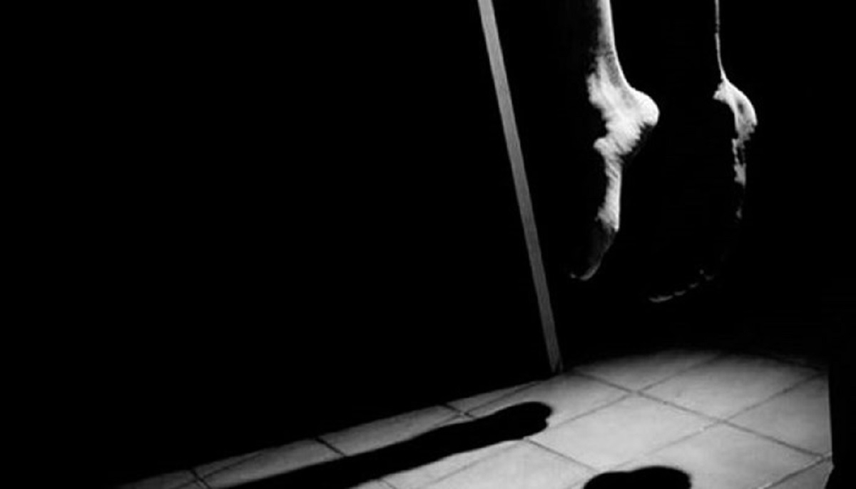 ভাইয়ের সাথে অভিমান করে বোনের আত্মহত্যা