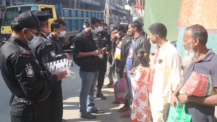 টাঙ্গাইলে র্যাবের মাস্ক বিতরণ