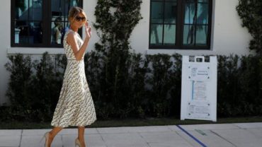 পাম বিচের একমাত্র মাস্ক ছাড়া ভোটার মেলানিয়া