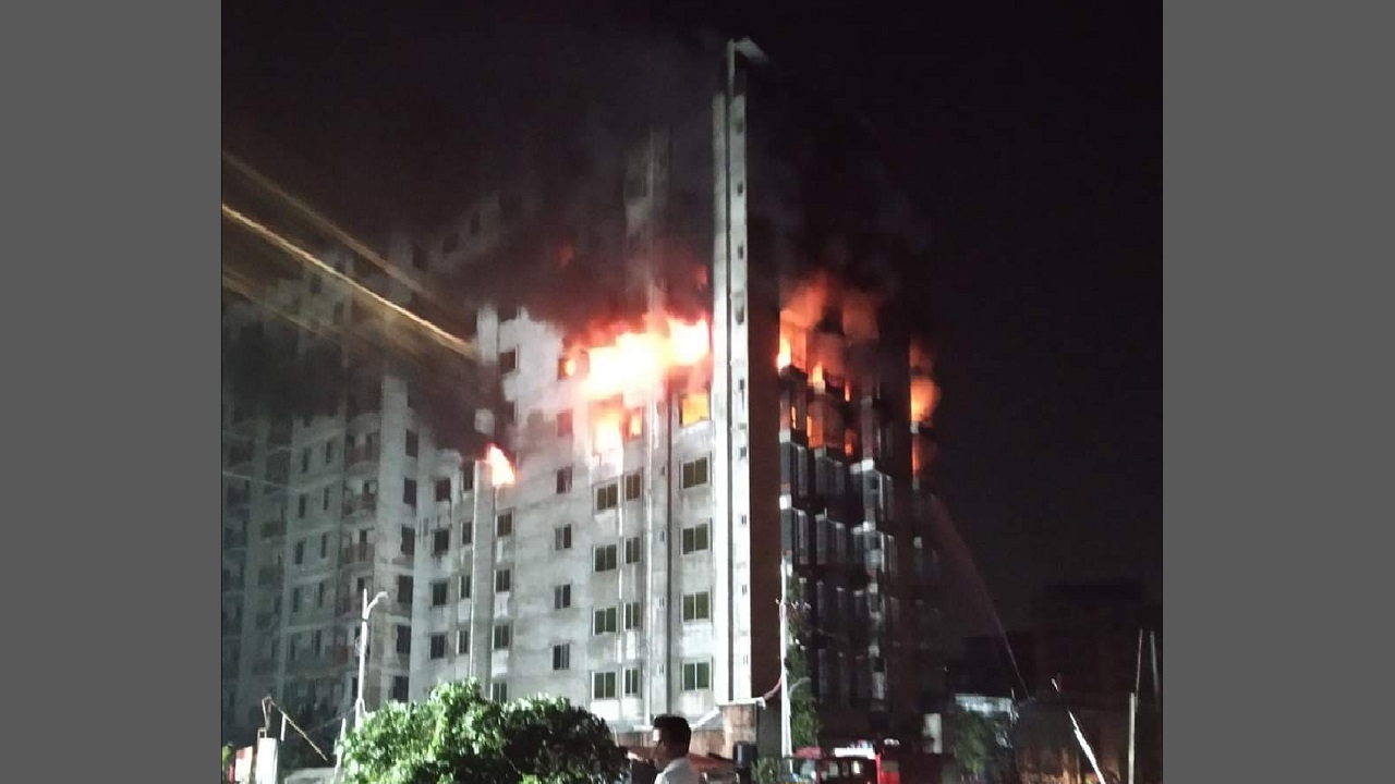 রাজধানীর কোনাপাড়ায় লাইটের গোডাউনে আগুন রাজধানীর কোনাপাড়ায় লাইটের গোডাউনে আগুন