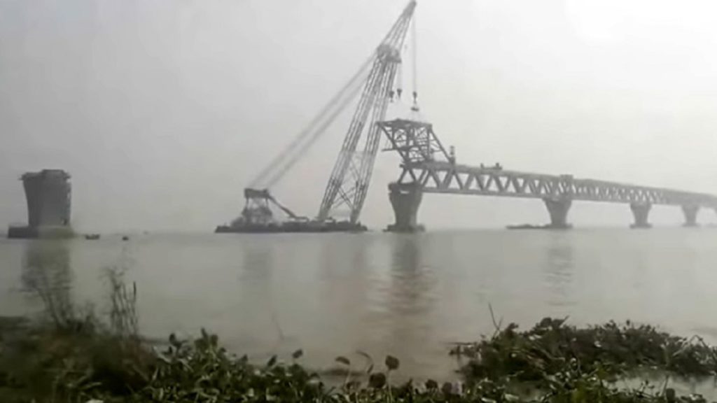 পদ্মাসেতুতে ৩৬তম স্প্যান বসানো হলো আজ