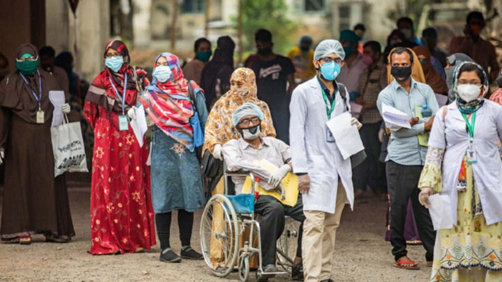 শীত বাড়ার সাথে সাথে হাসপাতালগুলোতে বেড়েছে করোনা পরীক্ষা